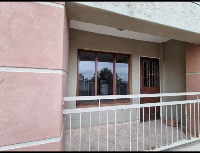 3 BEDROOM APARTMENT FOR SALE IN CONSTANTIA KLOOF